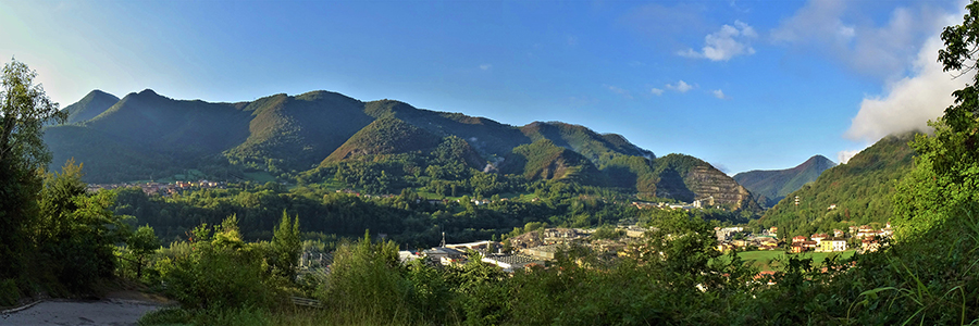 Vista dalla falesia 'Al Boer' sulla zona industriale di Zogno e verso il Canto Alto